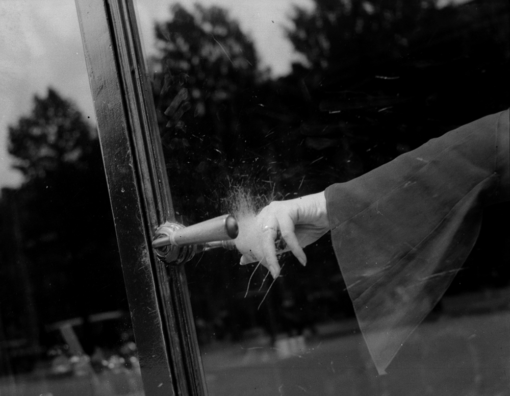 Lee Miller: Ohne Titel (Explodierende Hand), Paris, Frankreich, ca. 1930 © Lee Miller Archives England 2015. All Rights Reserved.