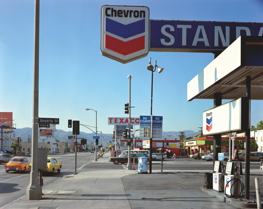 Stephen Shore: "Beverly Boulevard and La Brea Avenue, Los Angeles, California, Junie 21, 1975" aus der Serie "Uncommon Places" 1973-81, © Stephen Shore, Courtesy 303 Gallery, New York