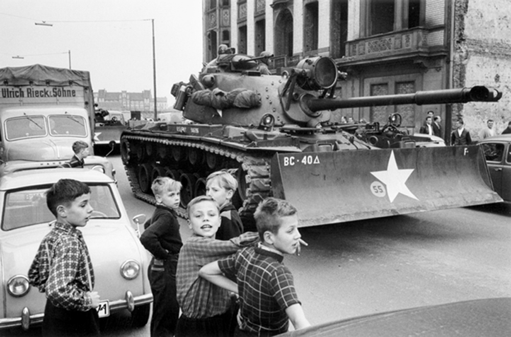 C|O Berlin Will McBride: Kinder vor einem Panzer der US Army in der Friedrichstraße . Oktober 1961 © Will McBride