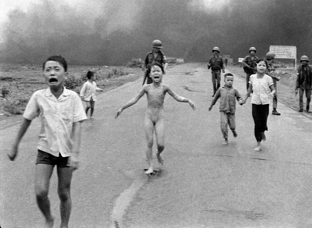 Nick Út: The Associated Press, Napalm-Angriff in Vietnam, 1972 © Nick Út/AP/ Leica Camera AG