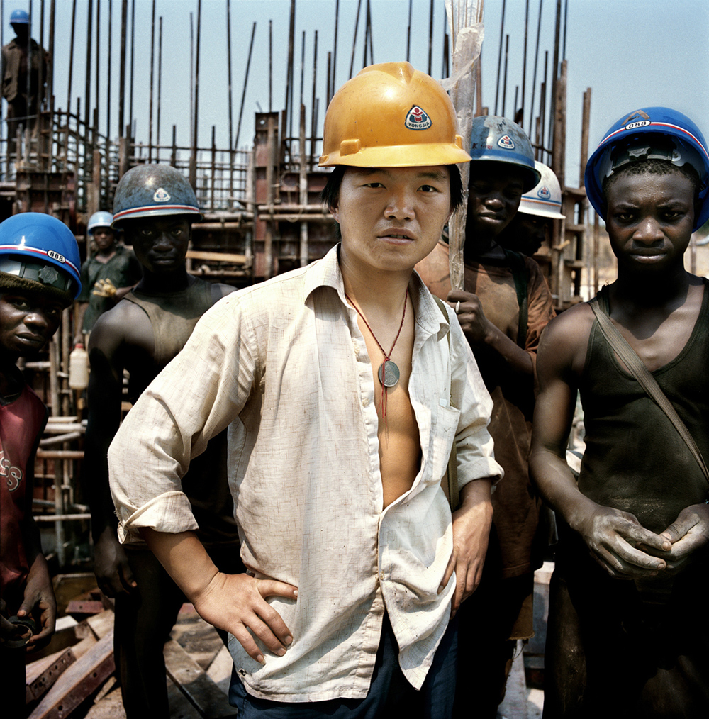 Paolo Woods On the building site of the Imboulou dam, Republik Kongo, aus der Serie Chinafrica, 2007 Archival Pigment Print auf Aluminium, 80 x 80 cm © Paolo Woods/INSTITUTE