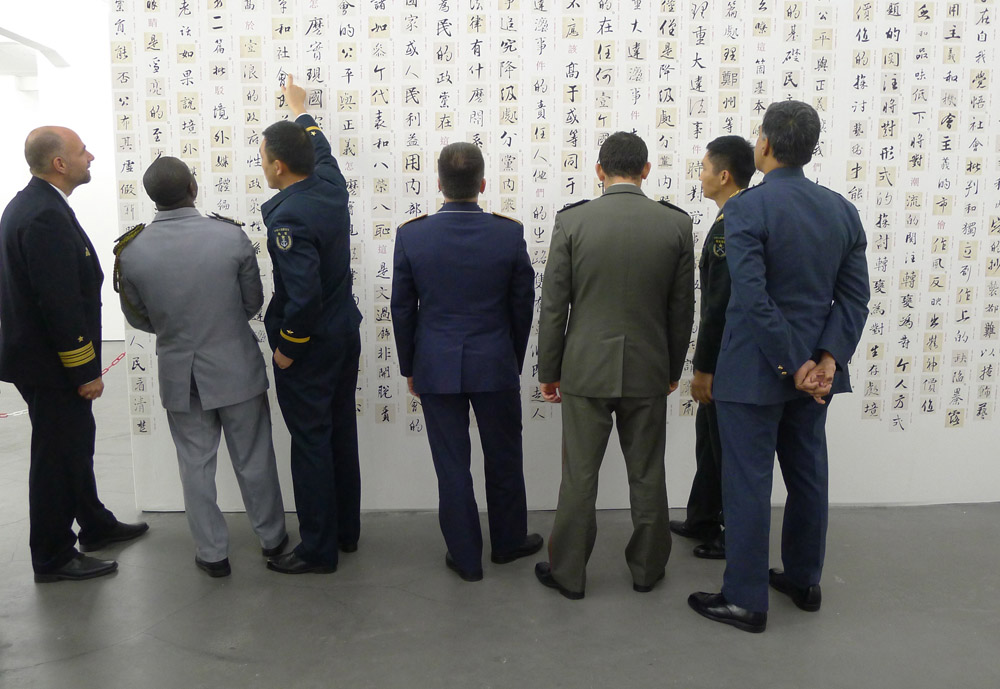 Secret Signs: Besucher vor der Arbeit "Divine Diatribe" (2014) von Ai Weiwei, Foto: Klaas