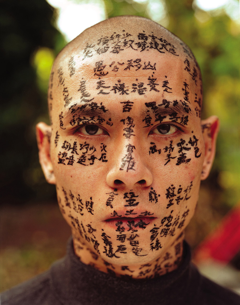 Secret Signs: ZHANG Huan, „Family Tree“, 2000, Farbfotografie, 127 x 102 cm (Detail) © ZHANG Huan, courtesy M+ Sigg Collection. By donation