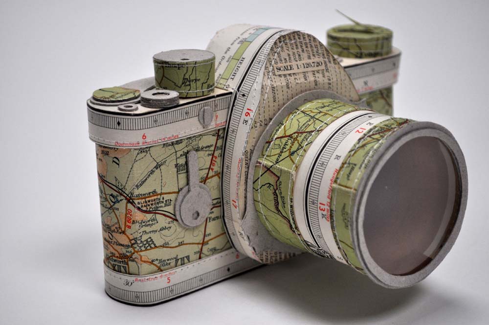 Papermania: Jennifer Collier: "Map SLR Camera", 2015, Foto: Museum Kunst der Westküste