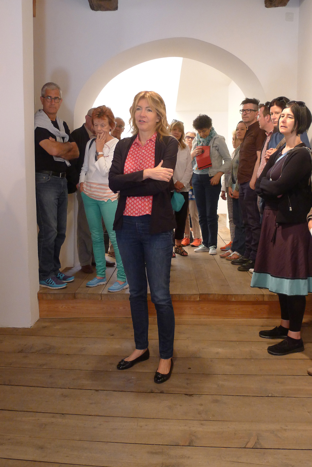 Art Weekend Hotel Castell: Monica de Cardenas erklärt den Teilnehmern die Ausstellung von Gianni Colombo, Foto: Heiko Klaas