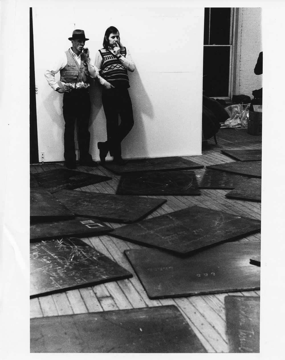 Art Weekend Berlin: Joseph Beuys, René Block, Aufbau der Ausstellung „Richtkräfte `74“, René Block Gallery, New York 1975, Foto: Archiv Block