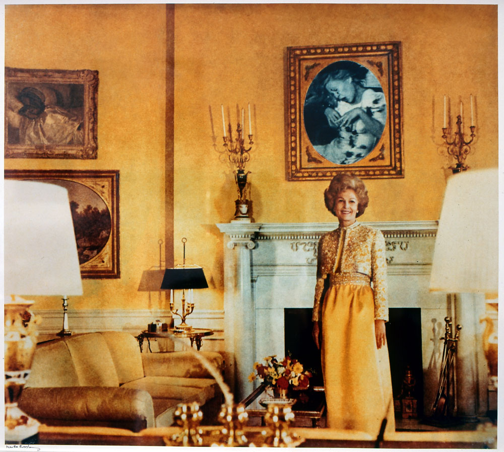 Mons: Ausstellung "Parade Sauvage": • Martha Rosler (1943-), First Lady (Pat Nixon), 1967-1972, photographie couleur, 56 x 70 x 3 cm (avec cadre). Collection Frac Bretagne, Rennes. © Martha Rosler