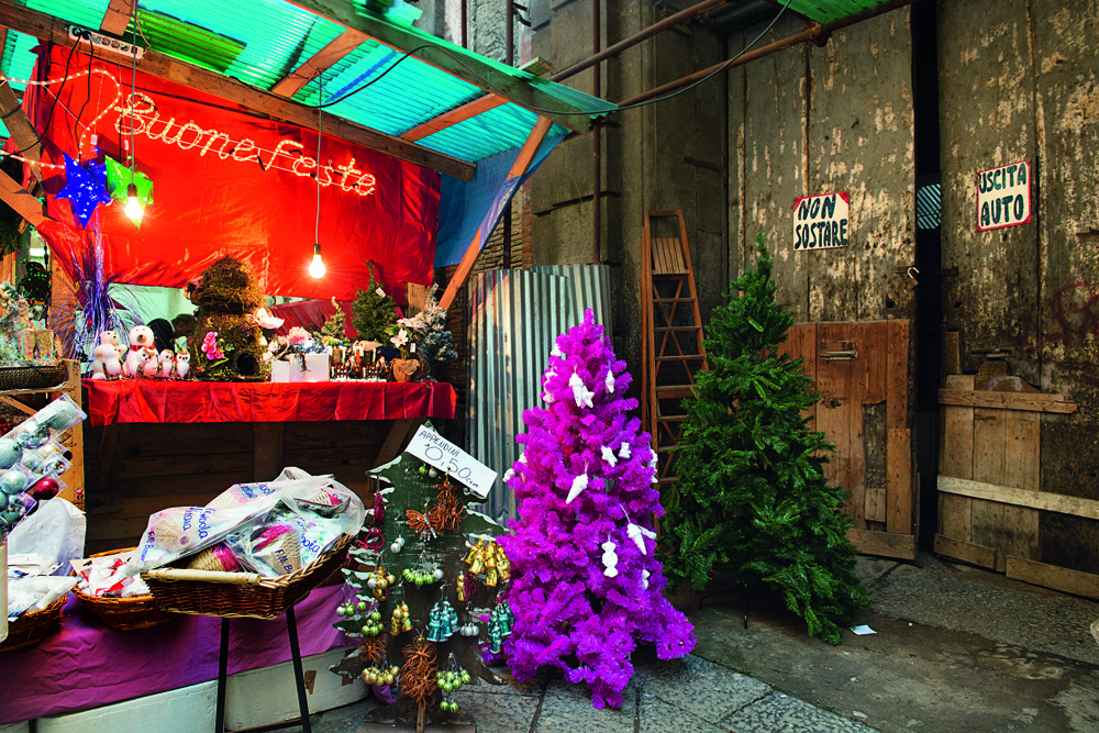 Weihnachtsmarkt in der Altstadt (centro storico) von Neapel. Buon Natale: Foto: Heike Ollertz Aus: Buon Natale. Choreografien der neapolitanischen Weihnacht, Sieveking Verlag 2015